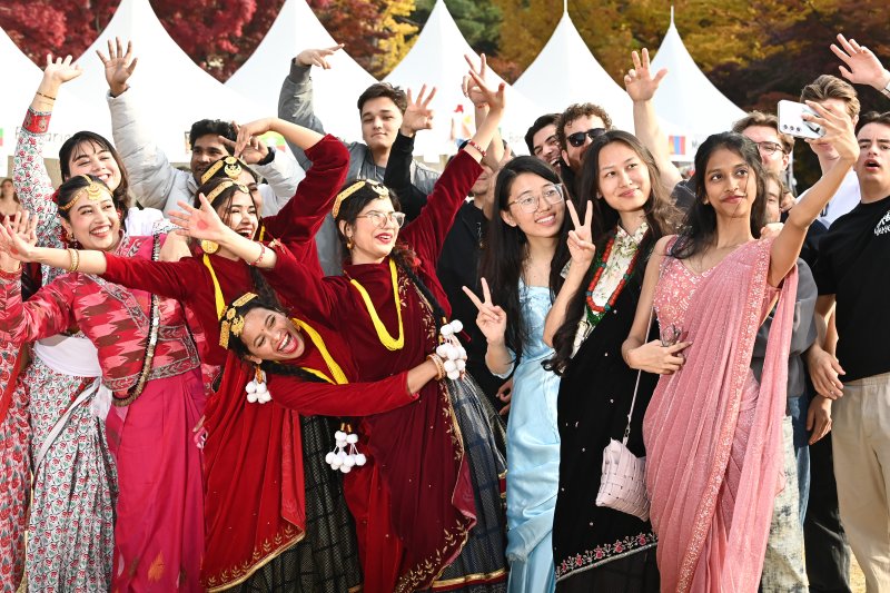 [수원=뉴시스] 김종택 기자 = 6일 경기 수원시 바카라사이트 아벤카지노대학교에서 열린 ‘바카라사이트 아벤카지노 인터내셔널 데이’에서 외국인 유학생들이 전통의상을 입고 기념촬영을 하고 있다. 바카라사이트 아벤카지노 인터내셔널 데이는 외국인 유학생들이 각 나라의 춤과 노래, 놀이, 음식 등 전통문화를 소개하고 다른 나라의 문화를 직접 체험하는 행사다. 2025.11.06. jtk@newsis.com