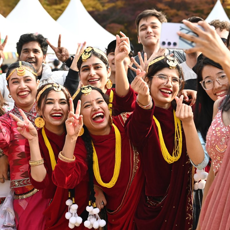 [수원=뉴시스] 김종택 기자 = 6일 경기 수원시 바카라사이트 아벤카지노대학교에서 열린 ‘바카라사이트 아벤카지노 인터내셔널 데이’에서 외국인 유학생들이 전통의상을 입고 기념촬영을 하고 있다.바카라사이트 아벤카지노 인터내셔널 데이는 외국인 유학생들이 각 나라의 춤과 노래, 놀이, 음식 등 전통문화를 소개하고 다른 나라의 문화를 직접 체험하는 행사다. 2025.11.06. jtk@newsis.com