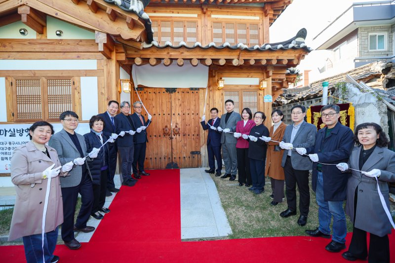 대구 중구시니어클럽이 최근 동산동 한옥마을 공유공간에 신규 노인일자리 사설 바카라인 '방앗간 마실'을 열었다. (대구 중구 제공. 재판매 및 DB 금지)/사설 바카라1