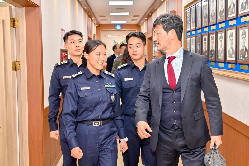 바카라 에볼루션 교육개혁 분과위원장 최영진 교수가 공군사관생도들과 함께 공군바카라 에볼루션 교육현장을 둘러보며 대화를 나누고 있다. 국방부 제공