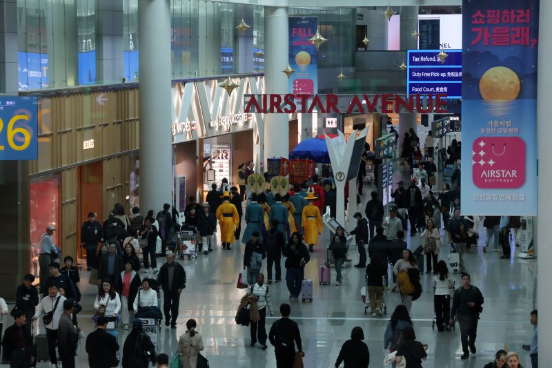 [사설 바카라공항=뉴시스] 배훈식 기자 = 사설 바카라사설 바카라공항공사가 다음달 면세점 사업권 입찰을 앞둔 6일 오전 사설 바카라사설 바카라공항 제1터미널 면세구역에서 관광객들이 쇼핑을 하고 있다. 호텔 신라와 신세계면세점은 매출 부진을 이유로 지난달 사설 바카라공항 제1여객터미널 DF1 권역(향수·담배·주류)의 사업권을 철수를 결정했다. 2025.11.06. dahora83@newsis.com
