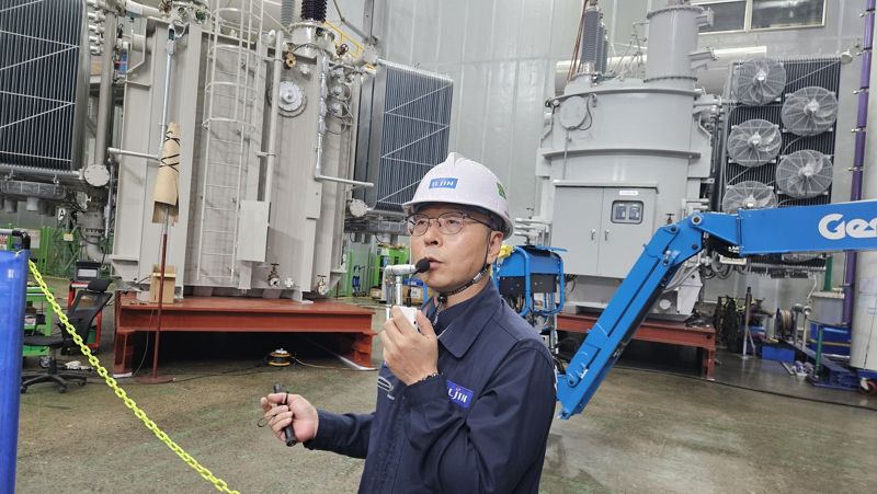 김정찬 일진전기 상무가 지난 5일 충남 홍성군 일진전기 홍성 1공장에서 기자들을 대상으로 변압기 실험에 대해서 설명하고 있다. 일진전기 제공