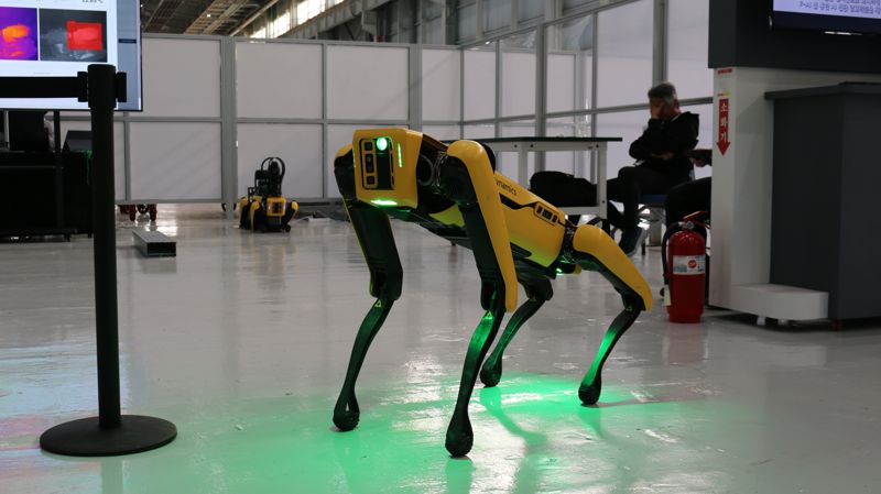 지난 6일 현대자동차 화성과 울산 사업장에서 열린 이포레스트 테크 데이 보스턴 다이나믹스의 4족 보행 로봇 'SPOT'이 설비 상태를 실시간 모니터링하고 있다. 사진=현대자동차그룹 제공