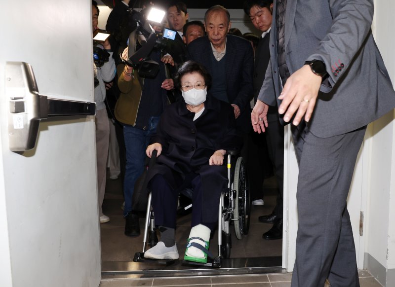 이배용 전 국가교육위원장이 6일 서울 종로구 KT광화문빌딩에 마련된 김건희 특검(특별검사 민중기) 사무실에 참고인 조사를 받기 위해 출석하고 있다. (공동취재) 2025.11.6/뉴스1 ⓒ News1 김성진 기자