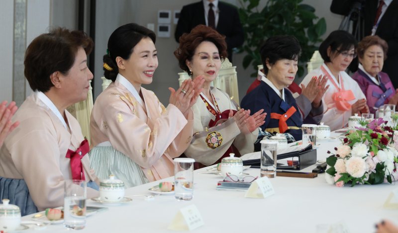 [서울=뉴시스] 고범준 기자 = 김혜경 여사가 6일 서울 용산 대통령실 청사에서 열린 재일본대한민국부인회 바카라사이트 안내회에서 박수를 치고 있다. (대통령실통신사진기자단) 2025.11.06. bjko@newsis.com