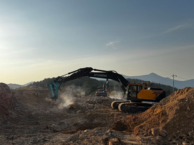 굴착기 원격 제어 실증 현장. 포스코이앤씨 제공