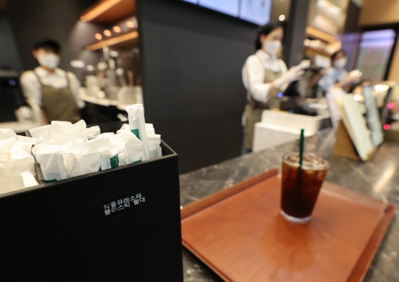 스벅도 다시 플라스틱 빨대… 오락가락 규제에 업계 혼란