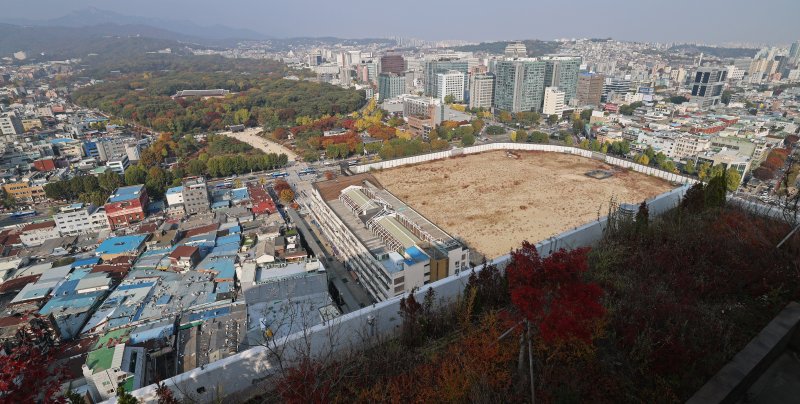 서울시가 국가유산청장과 협의 없이 문화유산 인근 건설공사를 규제하는 조례 조항을 삭제한 것은 위법하지 않다는 대법원 판단이 6일 나왔다. 이번 판결로 서울시가 지난달 30일 고시한 유네스코 세계문화유산 종묘 앞 세운4구역 재개발 계획도 탄력을 받을 전망이다. 서울 종로구 종묘와 세운4구역 재개발 공사 현장 뉴스1