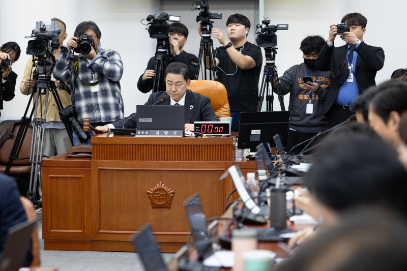 김병기 국회 운영위원장이 6일 서울 여의도 국회에서 열린 국회운영위원회의 대통령비서실 등에 대한 국정감사에서 감사개시를 선언하고 있다. 2025.11.6/바카라 사이트1 ⓒ News1 유승관 기자