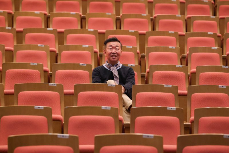 14년 만에 연극 '야끼니꾸 드래곤'을 국내에 선보이는 재일교포 2.5세 정의신 연출이 6일 서울 서초구 예술의전당에서 포즈를 취하고 있다. 예술의전당 제공.