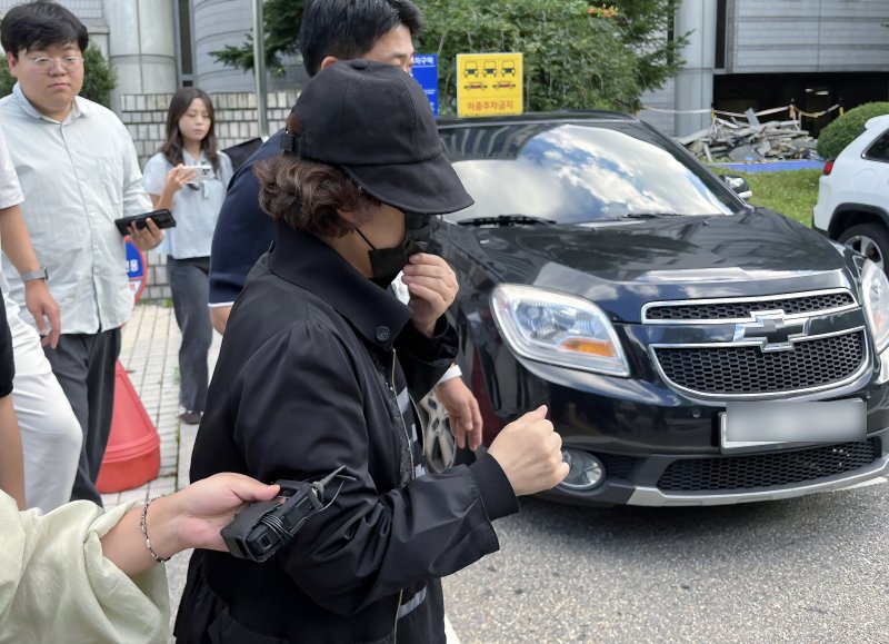 제21대 대통령 선거를 앞두고 댓글로 여론조작을 했다는 의혹을 받는 손효숙 리박스쿨 바카라사이트 승리바카라 소울카지노가 지난 9월 18일 오후 서울 서초동 서울중앙지방법원에서 구속 전 피의자 심문(영장실질심사)을 받은 뒤 밖으로 나오고 있다. 2025.9.18/바카라사이트 승리바카라 소울카지노1 ⓒ News1 김종훈 기자