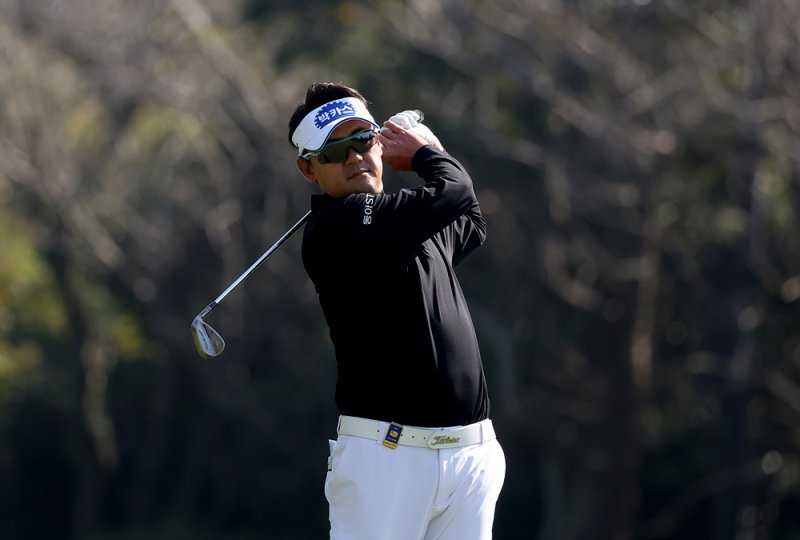 [서울=뉴시스] 박상현이 6일 제주도 서귀포시 테디밸리 골프앤리조트(파72)에서 열린 KPGA 해외 바카라사이트 챔피언십(총상금 11억원) 1라운드 경기에 임하고 있다. (사진=KPGA 제공) 2025.11.06. *재판매 및 DB 금지