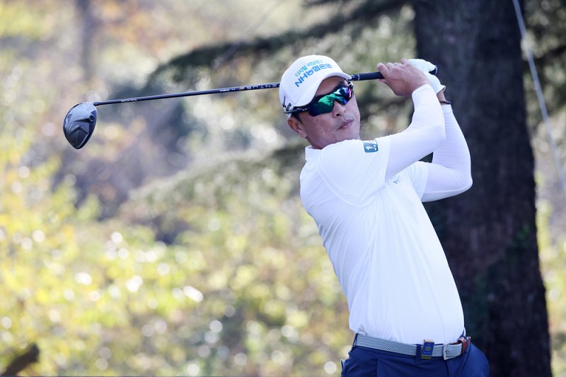 [서울=뉴시스] 문경준이 6일 제주도 서귀포시 테디밸리 골프앤리조트(파72)에서 열린 KPGA 해외 바카라사이트 챔피언십(총상금 11억원) 1라운드 경기에 임하고 있다. (사진=KPGA 제공) 2025.11.06. *재판매 및 DB 금지