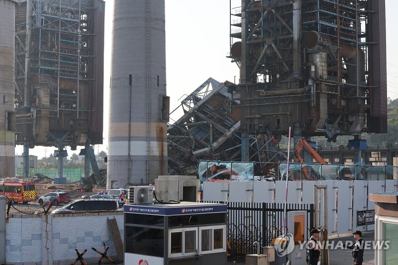 울산화력발전소 보일러 타워 붕괴 현장 (출처=연합뉴스)