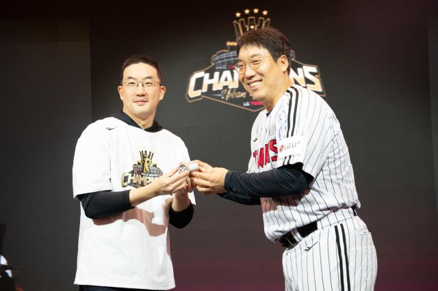 "1억 넘는다던데" LG 트윈스 새 전통 확립... 구광모 회장, KS MVP 김현수에게 고급 시계 쐈다