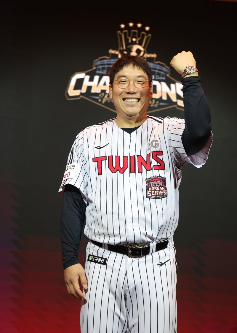 "1억 넘는다던데" LG 트윈스 새 전통 확립... 구광모 회장, KS MVP 김현수에게 고급 시계 쐈다