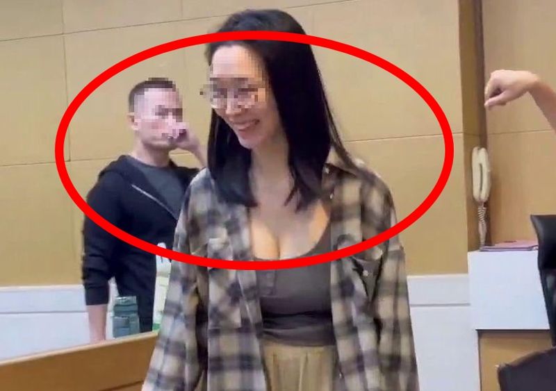 '700만원' 내고 풀려난 캄보디아 '프린스그룹' 女비서 표정이…