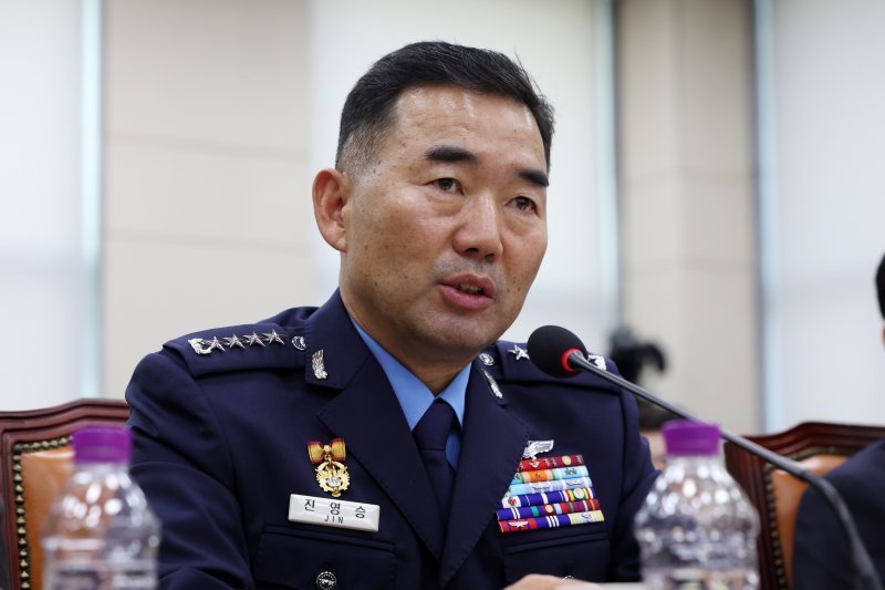 [서울=뉴시스] 김명년 기자 = 진영승 합동참모무료 바카라 게임이 30일 오전 서울 여의도 국회 국방위원회에서 열린 국방부에 대한 종합감사에서 질의에 답하고 있다. 2025.10.30. kmn@newsis.com