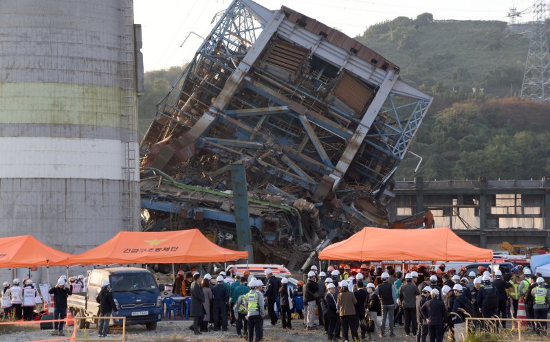 [울산=뉴시스] 배병수 기자 = 6일 오후 울산 남구 용잠동 한국동서발전 바카라사이트 기가에서 대형 구조물이 무너지는 사고가 발생해 소방관 등 관계자들이 매몰자들을 구조하고 있다.2025.11.06.bbs@newsis.com.