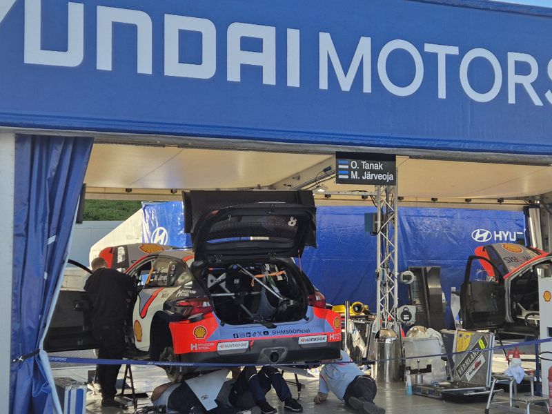 6일 일본 아이치현 도요타시 소재 도요타스타디움 서비스파크에서 현대차 엔지니어들이 랠리차량을 살펴보고 있다.나고야=서혜진 특파원