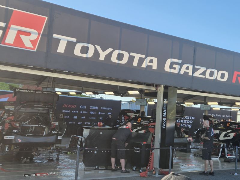 6일 일본 아이치현 도요타시 소재 도요타스타디움 서비스파크에서 '도요타 가주 레이싱팀'의 엔지니어들이 랠리차량을 살펴보고 있다.나고야=서혜진 특파원