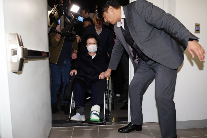 [서울=뉴시스] 조성우 기자 = 금거북이 등 금품을 건네고 인사를 청탁했다는 의혹을 받는 이배용 전 국가교육위원장이 6일 오전 서울 종로구 KT광화문빌딩 웨스트에 마련된 김건희 여사 관련 의혹을 수사하는 민중기 특별검사 사무실에 참고인 신분으로 출석하고 있다. 2025.11.06. xconfind@newsis.com