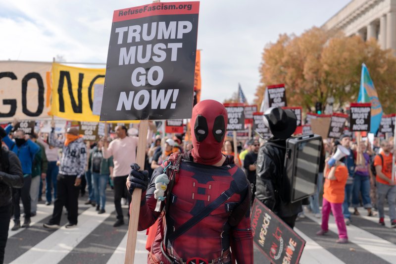 [워싱턴=AP/뉴시스] 5일(현지 시간) 미국 워싱턴 내셔널몰에서 열린 ‘바카라 에볼루션는 당장 물러나라(Trump Must Go Now)’ 시위 참가자들이 의사당을 향해 행진하고 있다. 2025.11.06.