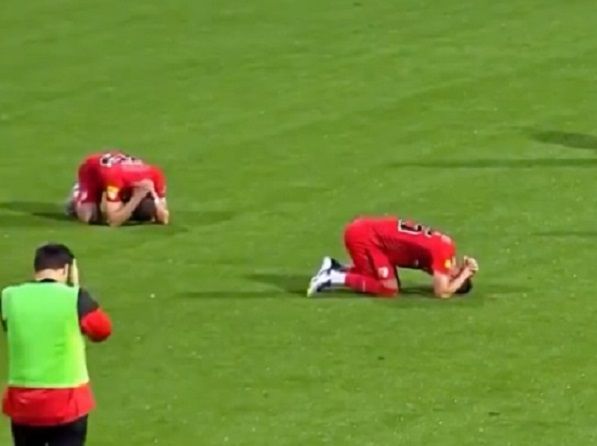 축구 경기 도중 40대 감독 돌연 쓰러지더니 그대로 '사망'…선수들 반응은