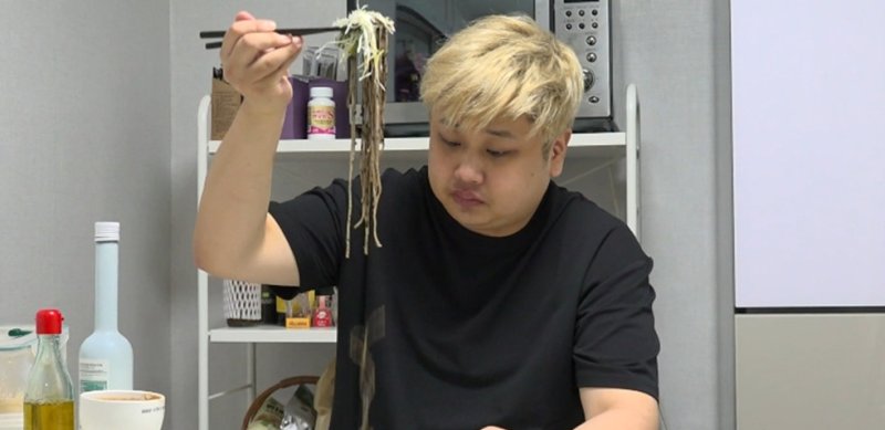 '전참시' 윤남노 셰프, 확 달라진 새집 공개…아침부터 요리 삼매경