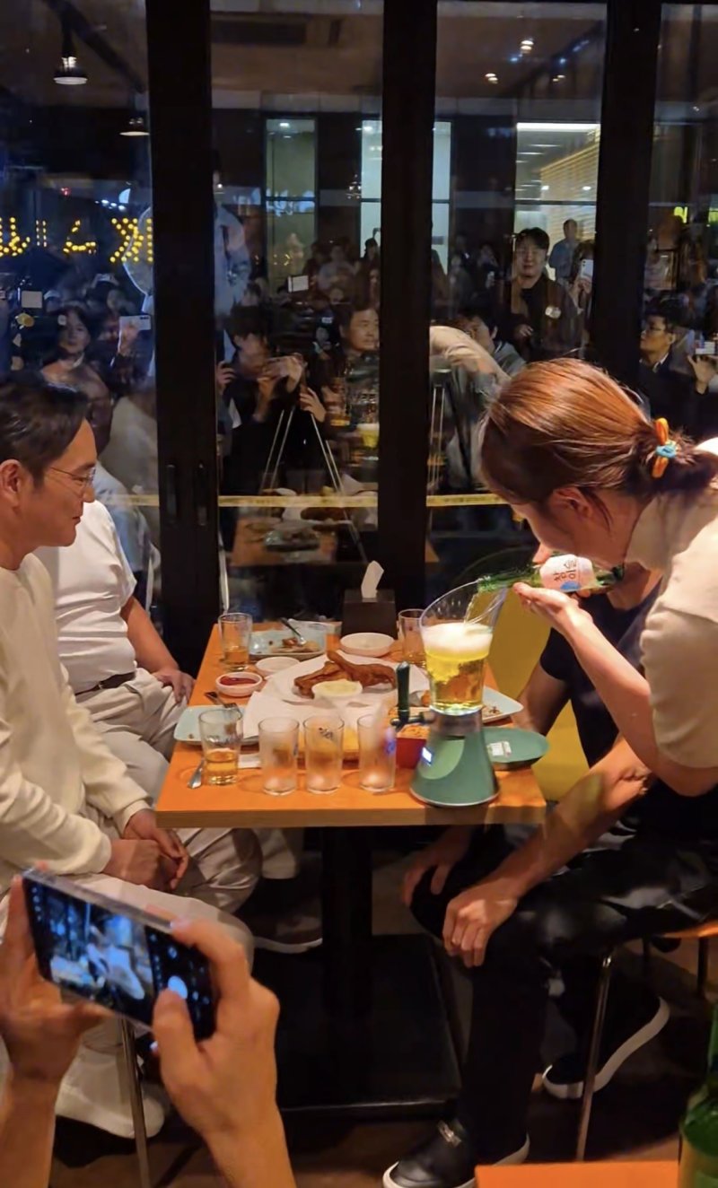 지난달 30일 깐부치킨 삼성점에서 강혜지 하이트진로 사원이 직접 테슬라(테라+참이슬) 소맥을 제조하는 모습.(강혜지 하이트진로 사원 제공)