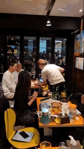 지난달 30일 깐부치킨 삼성점에서 강혜지 하이트진로 사원이 직접 테슬라(테라+참이슬) 소맥을 제조하는 모습.(강혜지 하이트진로 사원 제공)