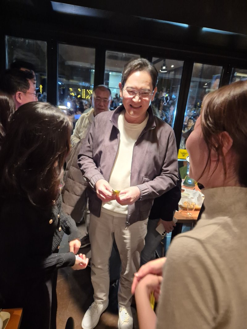 지난달 30일 깐부치킨 삼성점에서 이재용 삼성전자 회장이 매장 방문 고객들과 대화를 나누는 모습.(강혜지 하이트진로 사원 제공)