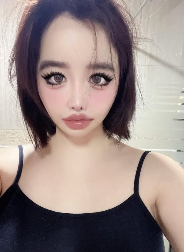 '건강상 활동 중단' 박봄, 2주 만에 SNS 재개…민소매에 짙은 눈화장