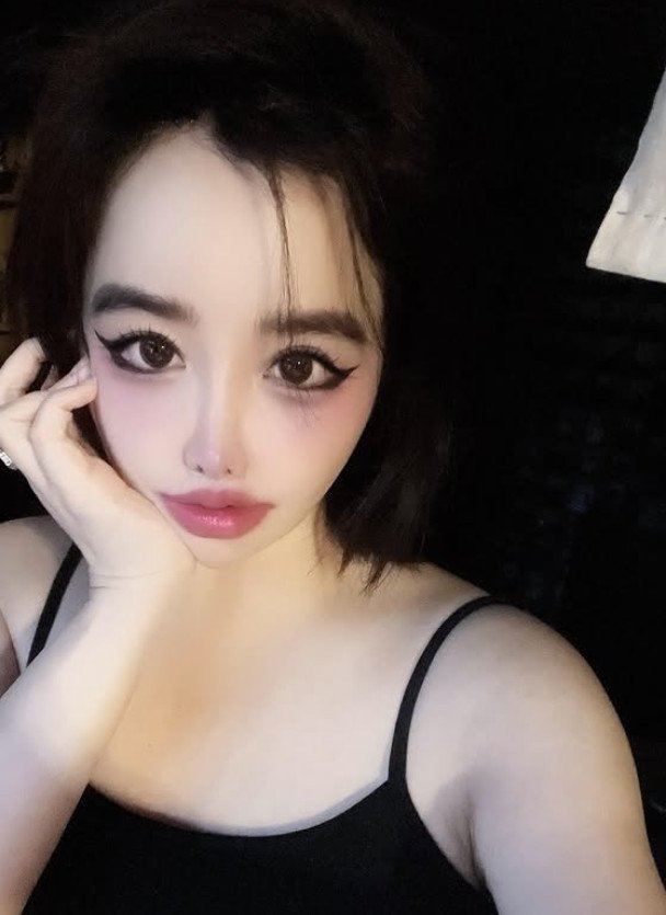 '건강상 활동 중단' 박봄, 2주 만에 SNS 재개…민소매에 짙은 눈화장 