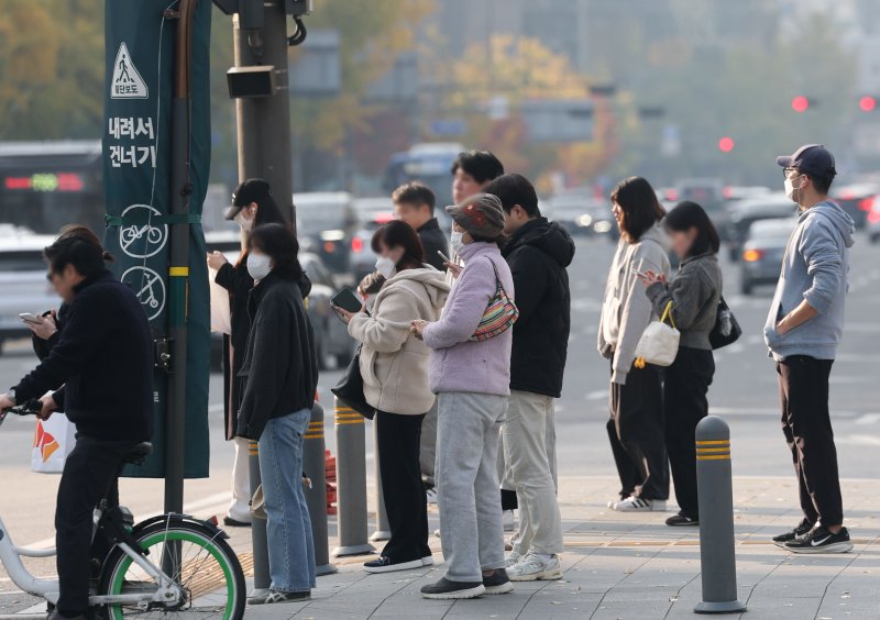 7일 오전 서울 광화문광장에서 일부 시민들이 마스크를 쓴 채 횡단보도에 대기하고 있다. 사진=연합뉴스