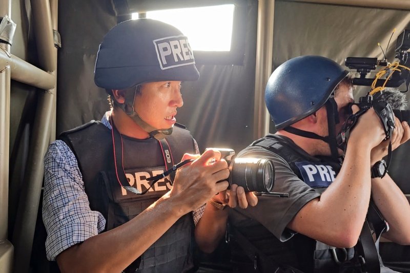 취재 중인 언론인들 (출처=연합뉴스)