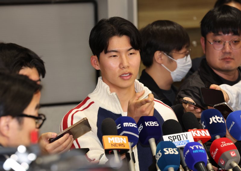 [인천공항=뉴시스] 배훈식 기자 = 미국 메이저리그 월드시리즈 챔피언 LA 다저스의 바카라 사이트 디시이 6일 오후 인천국제공항을 통해 귀국하며 취재진의 질문에 답하고 있다. 2025.11.06. dahora83@newsis.com /사진=뉴시스