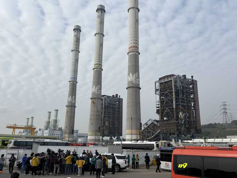 울산 남구 용잠로 한국동서발전 울산발전본부 앞에 언론 취재진과 구급차 등이 혼잡한 모습이다. 대형 굴뚝 사이로 보일러 타워 4,5,6호기가 보인다. 가운데 넘어져 있는 것이 붕괴된 5호기 모습이다. 이들 보일터 타워는 약 63m 높이의 대형 철제 구조물이다. 사진=최수상 기자