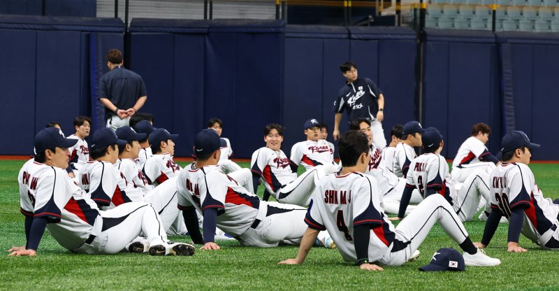 [서울=뉴시스] 최진석 기자 = 야구 국가대표팀 선수들이 4일 서울 고척스카이돔에서 열린 훈련에서 몸을 풀고 있다. 2025.11.04. myjs@newsis.com