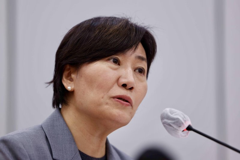 [서울=뉴시스] 김명년 기자 = 송미령 농림축산식품부 장관이 7일 오후 서울 여의도 국회에서 열린 농림축산식품해양수산위원회 전체회의에서 의원 질의에 답변하고 있다. 2025.11.07. kmn@newsis.com