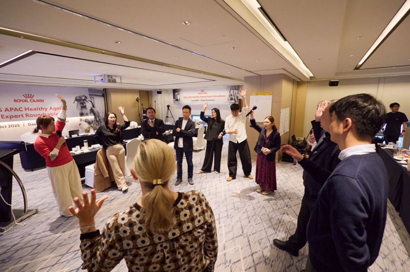 노령 반려동물 건강관리에 대해 각국의 수의사들이 열띤 분위기 속에 발표와 토론 중인 모습. 로얄캐닌 제공
