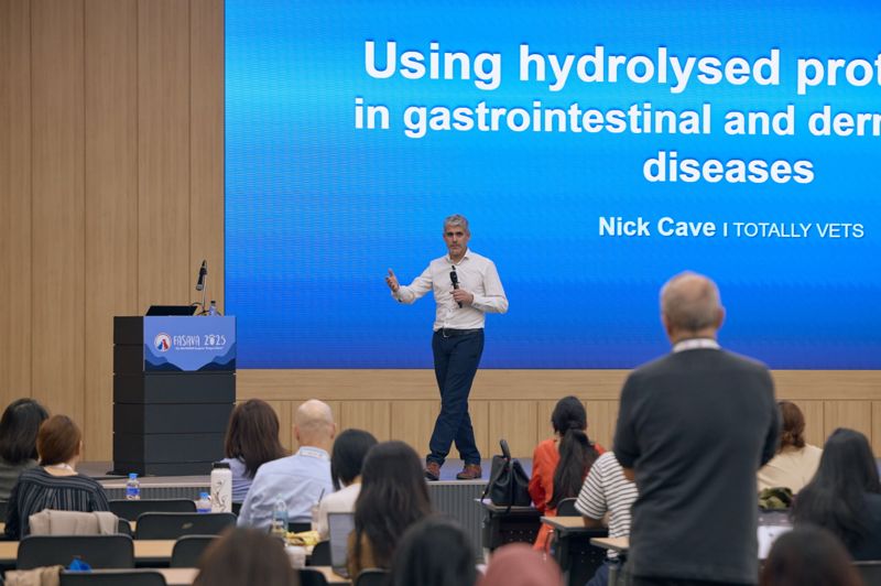 뉴질랜드의 닉 케이브 박사가 FASAVA 콩그레스에서 기조강연을 하는 모습. 로얄캐닌 제공