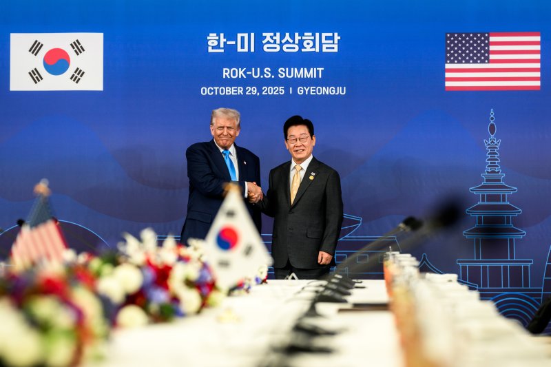 이재명 대통령과 도널드 트럼프 미국 대통령이 지난 29일 한미정상회담 장소인 국립경주박물관에서 만나 악수하고 있다.(백악관 공식 사진, 다니엘 토록 촬영, 재판매 및 DB금지) ⓒ News1 류정민 특파원