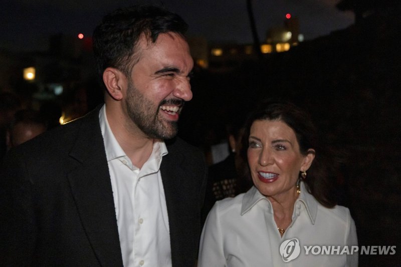 맘다니 뉴욕시장 당선인과 호컬 뉴욕주지사 (출처=연합뉴스)
