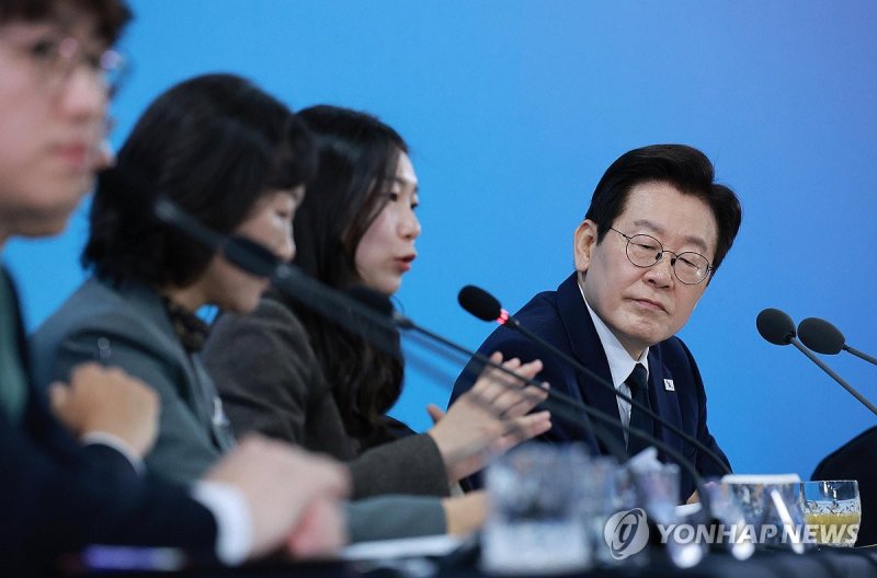 참석자 발언 경청하는 이재명 대통령 (출처=연합뉴스)