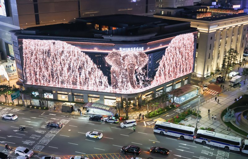 서울 중구 신세계백화점 본점 외관에 설치된 전광판에 크리스마스 영상이 상영되고 있다. 연합뉴스