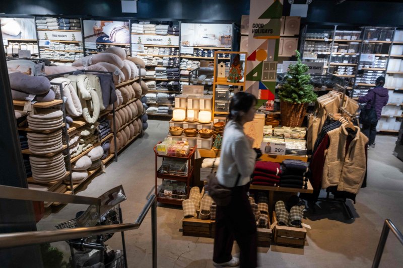 관세에 따른 인플레이션(물가상승)과 고용 둔화 속에서 미국 소비자들의 자신감이 크게 후퇴하는 등 미 경제 둔화 흐름이 뚜렷한 것으로 25일(현지시간) 확인됐다. 지난 7일 뉴욕 맨해튼의 의류 매장이 한산하다. AFP 연합