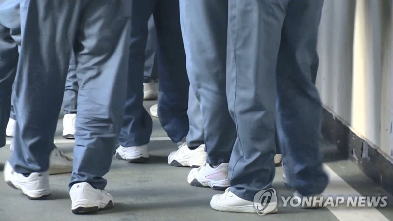 전국 교정시설 평균 수용률은 2025년 8월 기준 128.5%에 달한다. 지역별로는 부산구치소가 수용률 158.1%로 전국에서 가장 높았으며, 정치인과 재벌 총수 등 유명인이 많이 수감되는 서울구치소의 수용률도 141.3% 수준이다. 사진은 교도소에 수감 중인 재소자들의 모습. /연합뉴스