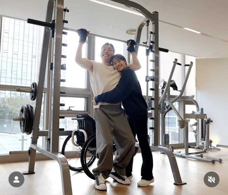 '하반신 마비' 박위, 두 발로 섰다 잠시나마 송지은 안아