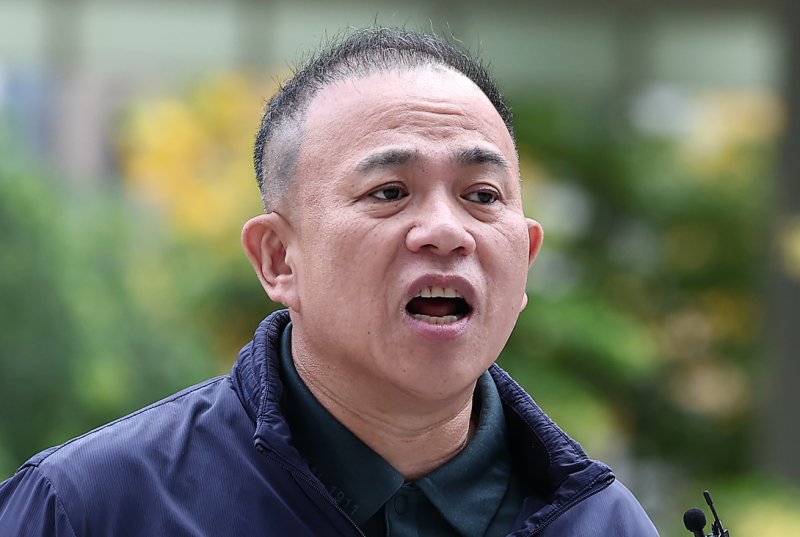 '정치 브로커' 명태균 씨가 8일 서울 종로구 KT광화문빌딩에 마련된 김건희 특검(특별검사 민중기) 사무실에 오세훈 서울시장과의 대질 조사를 위해 참고인 신분으로 출석하고 있다. 2025.11.8/뉴스1 ⓒ News1 김성진 기자